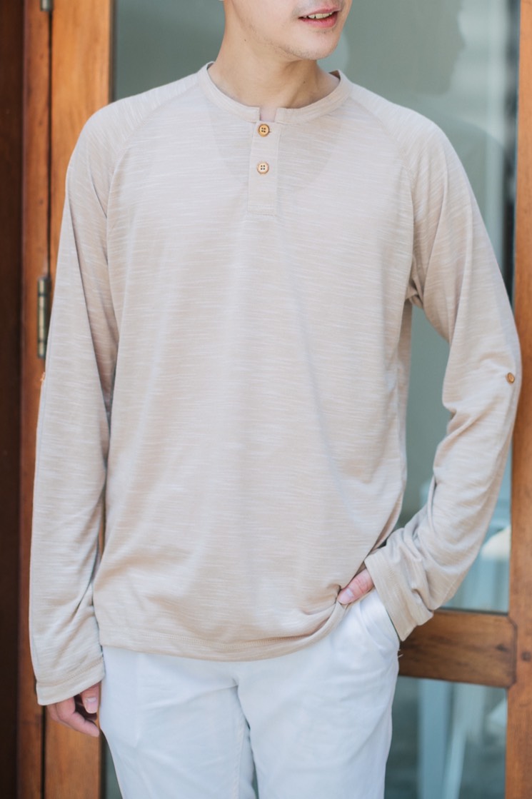 Button neck Long sleeves 